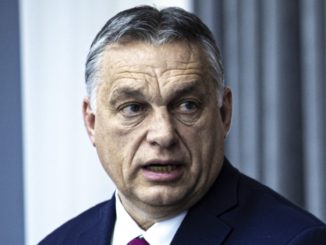 lengyelek begurultak Orbánra