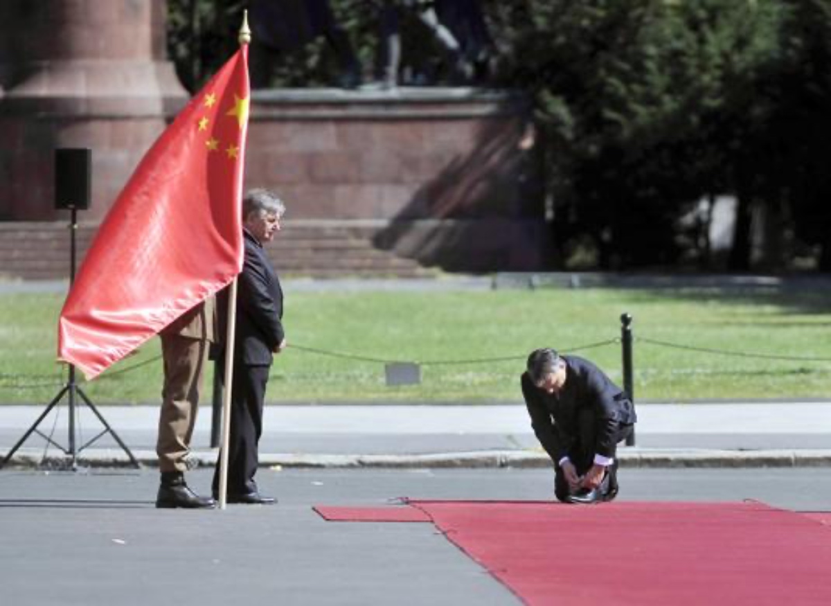 Orbán Viktor és a kínai zászló. A kínai rendőrök kapcsán semmitmondó válasz érkezett. Eltitkolt egyezmény, amit Hadházy Ákos talált meg.