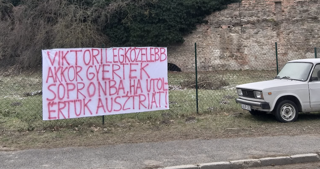 Orbán Viktort bosszantó üzenettel várták Sopronban a kormányülésen 