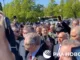 Videó: megakadályozták a tüntetők az orosz nagykövet koszorúzását. Emlékművet koszorúzott volna a varsói orosz nagykövet, de a tüntetők megakadályozták. A nagykövet koszorúzás nélkül távozott a helyszínről.