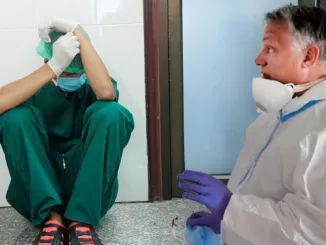 Ha leáll a betegellátás, ez történik Magyarországon. A képen egy szomorú ápoló és Orbán Viktor látható. Illusztráció, szerkesztett kép.