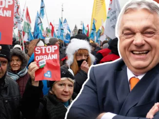 Orbán megtehetné, de nem segít az időseknek. A képen tiltakozó idősek és a magyar miniszterelnök látható.