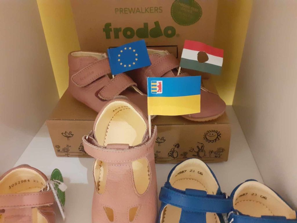 Ukrán, EU-s és magyar lyukas zászlók díszítik a kiscipőket.