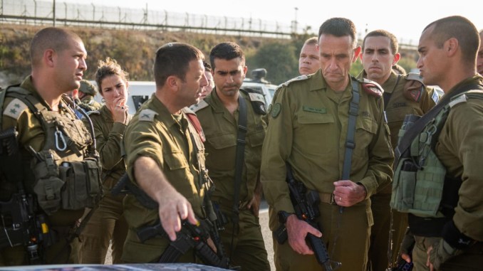 Izrael válaszcsapásra készül. A képen Daniel Hagari.