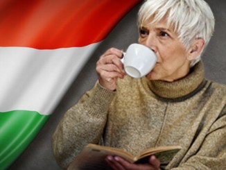 Idős néni kávézik: a demencia első jeleit kávézás közben lehet megismerni.
