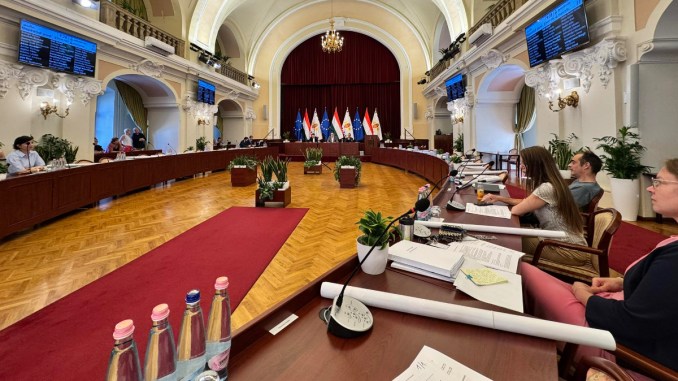 A Tisza fővárosi frakciója nem vett részt az ülésen.