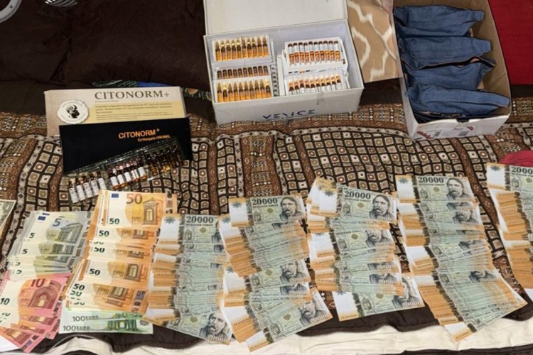 Rendőrök hamis gyógyszereket foglalnak le egy házkutatás során